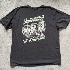 Men’s XL Barstool Sports Saturdays Are for the Dads Graphic Short Sleeve Tee